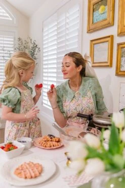 Mini Ivy Apron In Floral Cotton -Fashion Clothing Store Aprons JamesRomper MadsHome Easter24 1 4d454da7 3dc5 49cd 8ccf b605ff82e126 672812